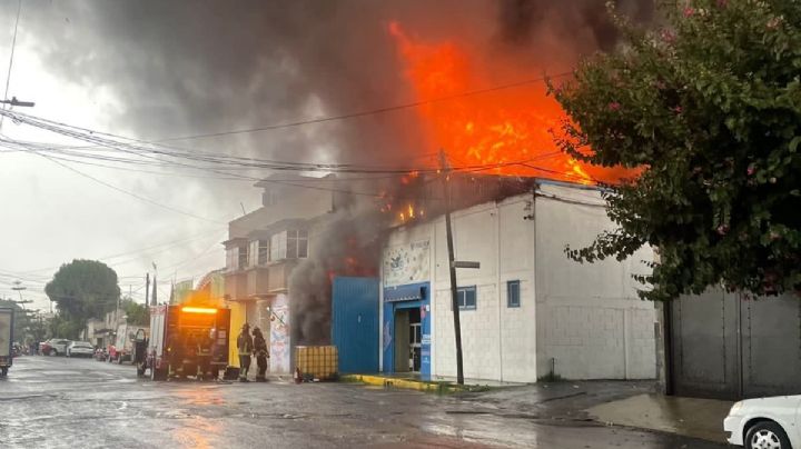 [VIDEOS] Se incendia bodega de aceite en Santa María Aztahuacán