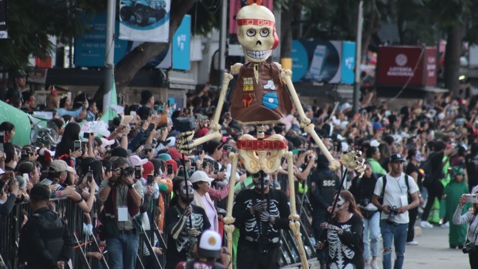 Policía de CDMX detiene a mujer que habría asaltado a espectadores del Desfile de Día de Muertos
