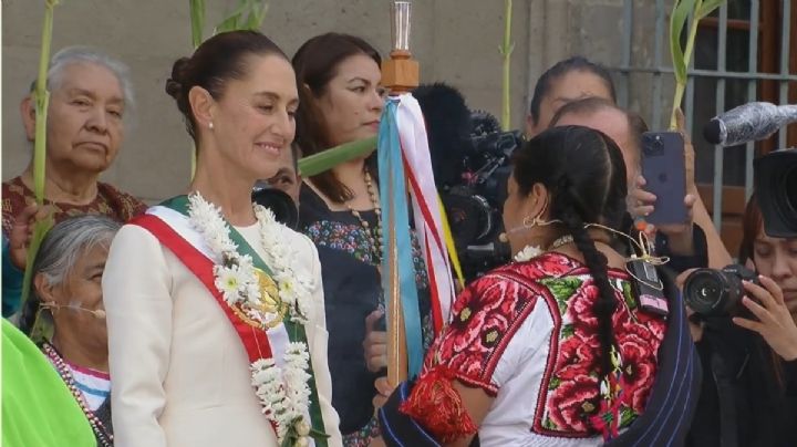 Claudia Sheinbaum recibe el bastón de mando en el Zócalo CDMX