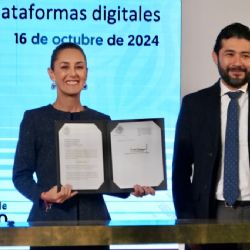 Claudia Sheinbaum firma iniciativa para asegurar derechos de trabajadores de plataformas digitales