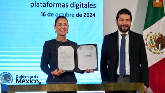 Claudia Sheinbaum firma iniciativa para asegurar derechos de trabajadores de plataformas digitales