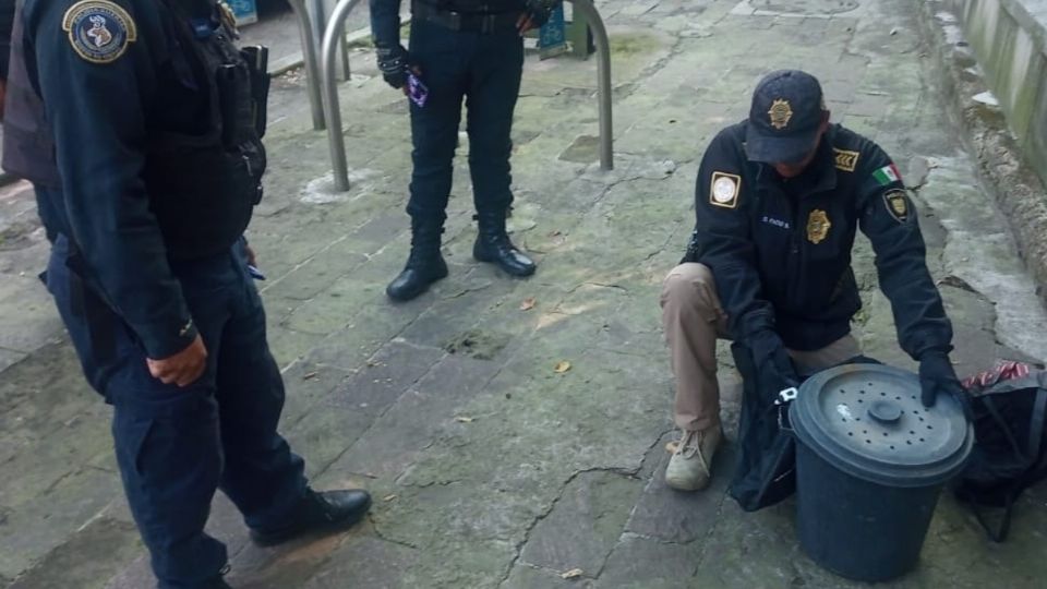 Oficiales de la SSC encuentran serpiente en puerta del Bosque de Chapultepec |