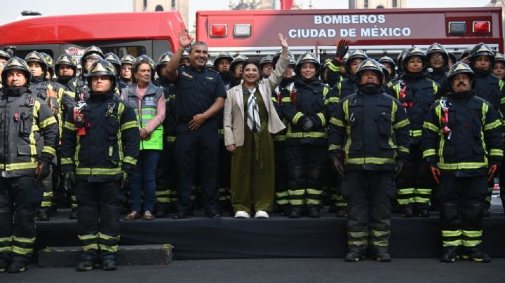 Clara Brugada encabeza entrega de 11 nuevos vehículos al Heroico Cuerpo de Bomberos