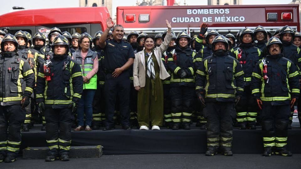 Clara Brugada encabeza entrega de 11 nuevos vehículos al Heroico Cuerpo de Bomberos |