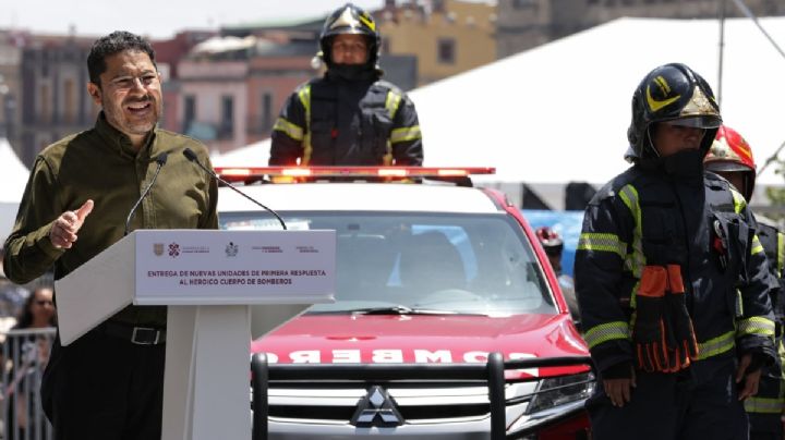 Batres hace entrega de nuevas unidades para bomberos y destaca acciones para mejorar el servicio