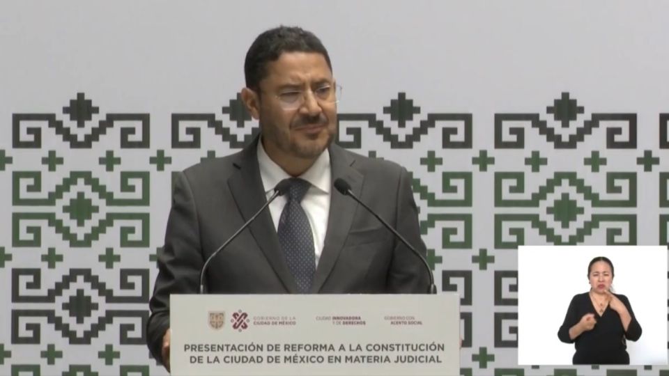 Martí Batres presenta iniciativa de reforma a la Constitución CDMX para garantizar justicia social.