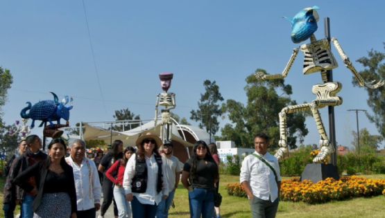 Utopía Olini inaugura exhibición monumental “Procesión” y ofrenda tradicional
