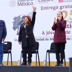 Clara Brugada acompaña a Claudia Sheinbaum en entrega de libros gratuita para jóvenes