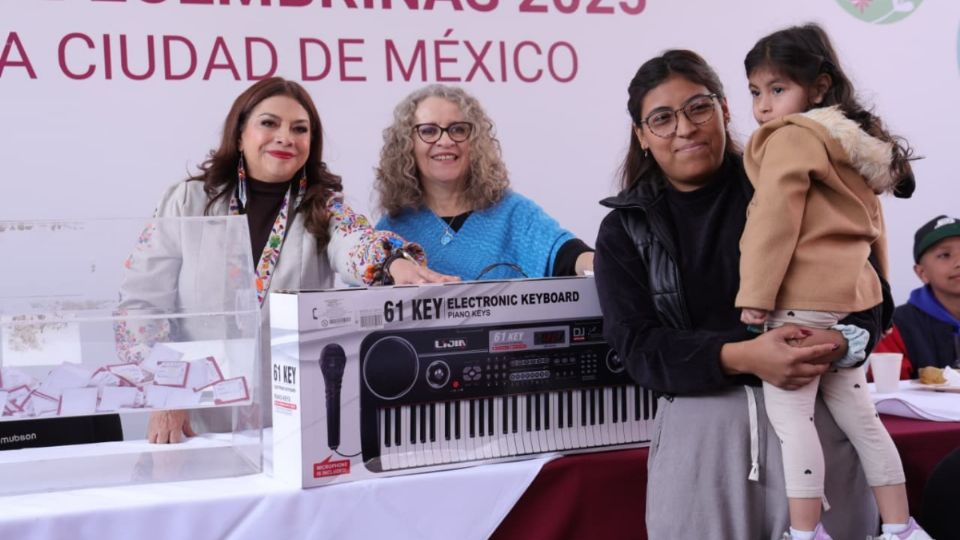 Clara Brugada comparte almuerzo navideño con habitantes de El Queso, en Álvaro Obregón |