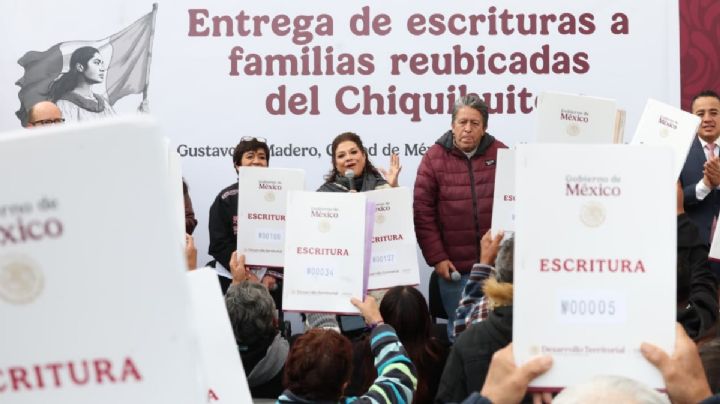 Autoridades CDMX entregan escrituras a familias en situación de riesgo en el Cerro del Chiquihuite