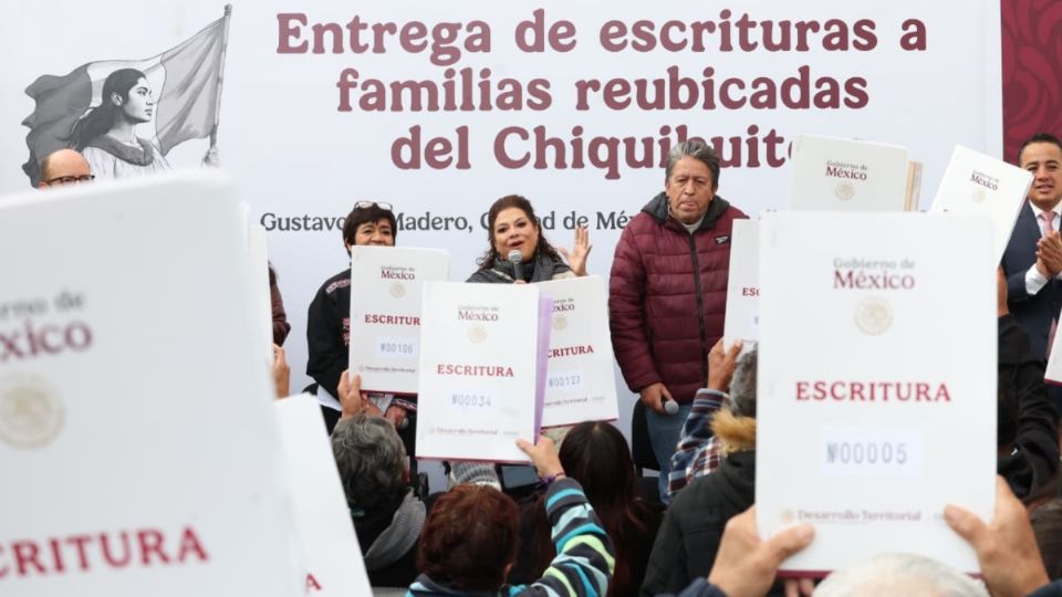Autoridades CDMX entregan escrituras a familias en situación de riesgo en el Cerro del Chiquihuite |