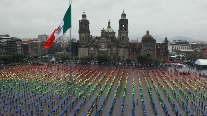 Clara Brugada encabeza despliegue de bandera monumental LGBTIQ+ en el Zócalo CDMX