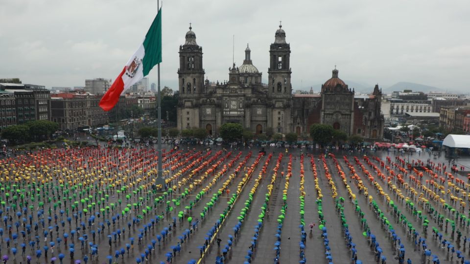 Clara Brugada encabeza despliegue de bandera monumental LGBTIQ+ en el Zócalo CDMX |