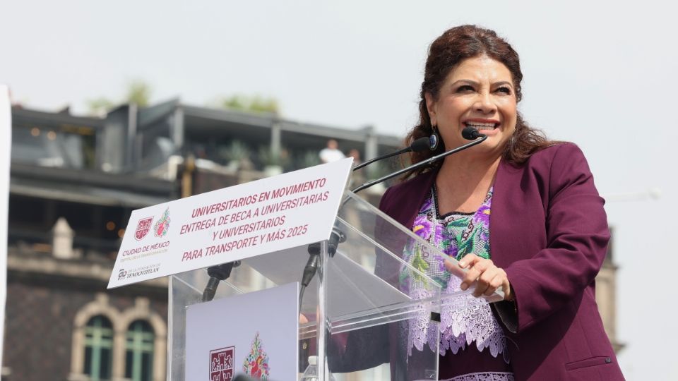 Clara Brugada encabeza entrega de 20 mil becas para transporte de universitarios |
