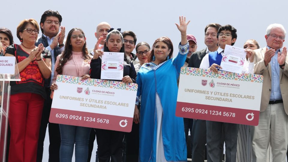 Clara Brugada encabeza entrega de Tarjetas para Útiles y Uniformes Escolares |