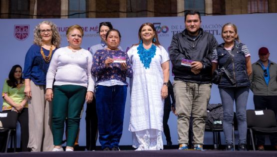 Clara Brugada realiza primera entrega de vales Mercomuna en el Zócalo CDMX