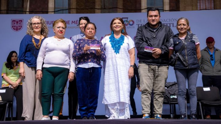 Clara Brugada realiza primera entrega de vales Mercomuna en el Zócalo CDMX