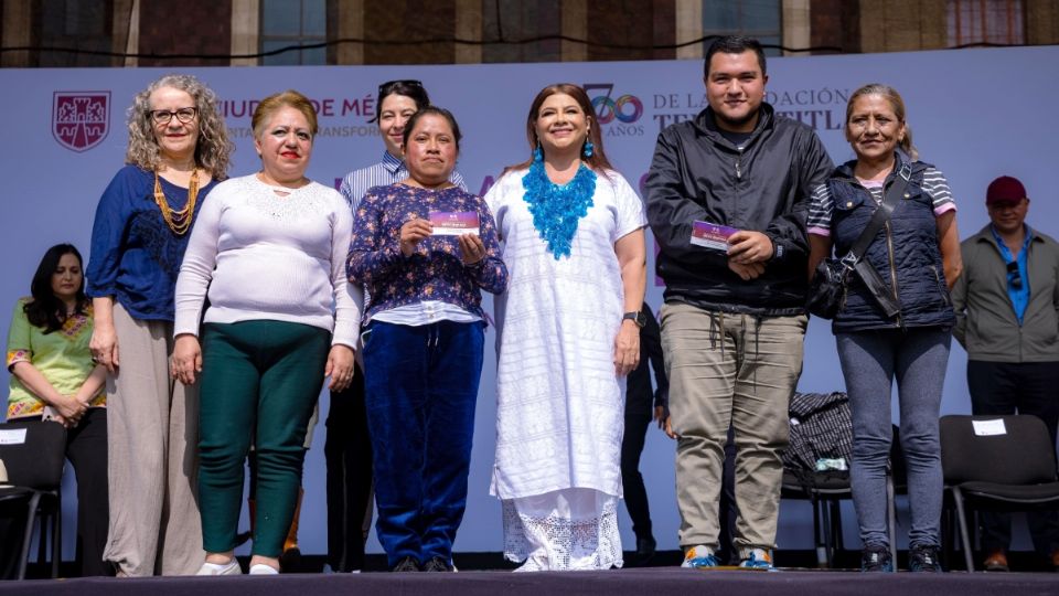 Clara Brugada realiza primera entrega de vales Mercomuna en el Zócalo CDMX |