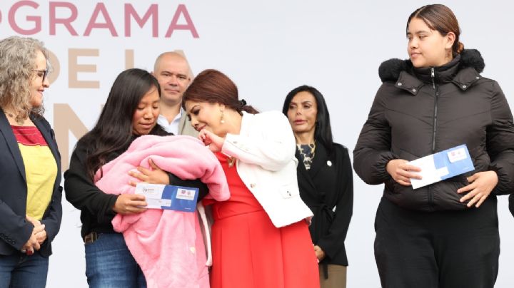 Clara Brugada entrega 19 mil apoyos del programa Desde la Cuna en el Zócalo CDMX