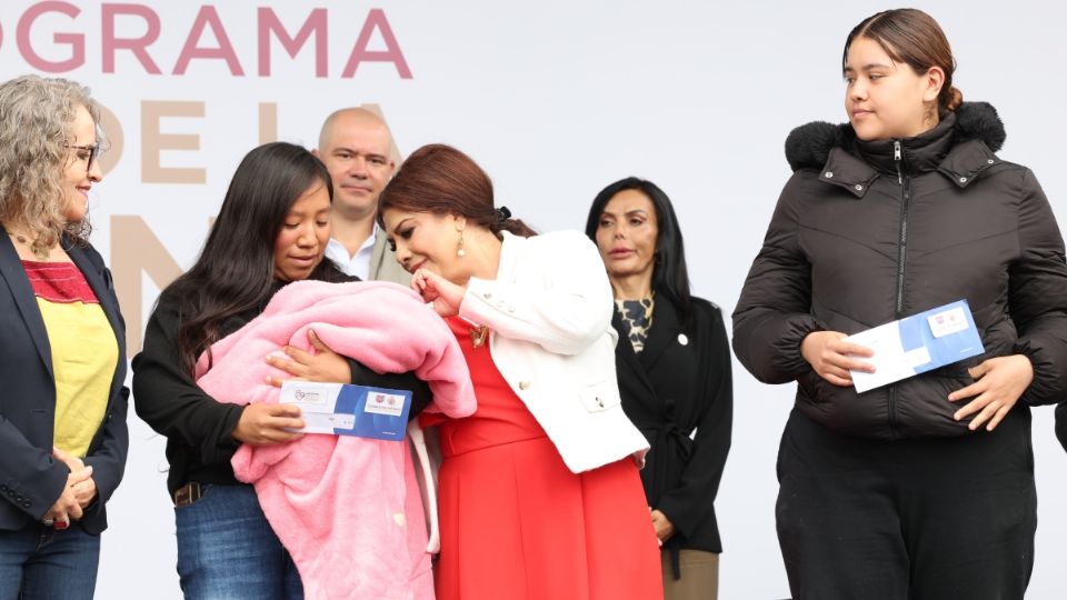 Clara Brugada entrega 19 mil apoyos del programa Desde la Cuna en el Zócalo CDMX |