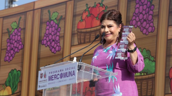 Clara Brugada encabeza entrega de vales del programa Mercomuna en el Zócalo CDMX