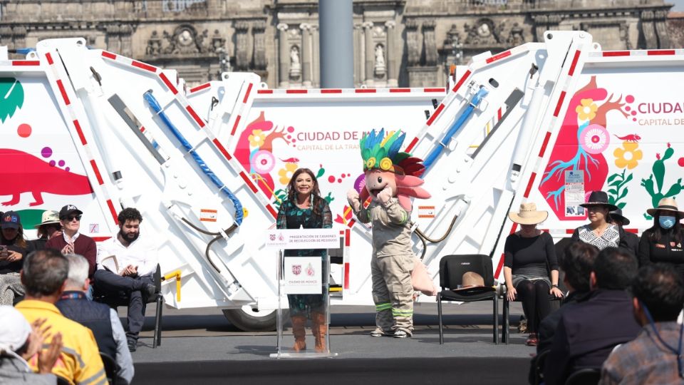 Clara Brugada entrega 50 camiones recolectores de residuos, con inversión de 200 MDP |