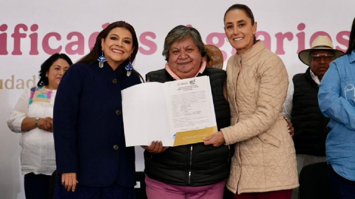 Clara Brugada y Claudia Sheinbaum entregan certificados a mujeres campesinas